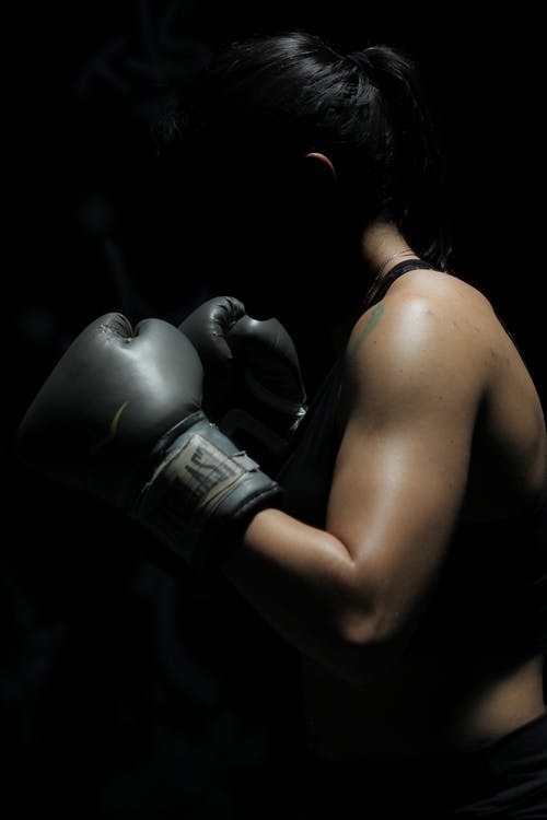 Boxen für Frauen – die richtige Kleidung von NA-KD